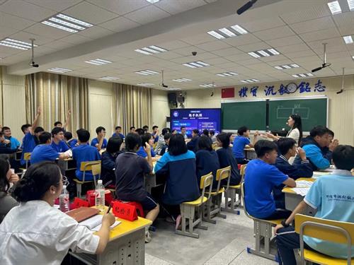 武冈二中两名教师在全市思政课竞赛中夺冠