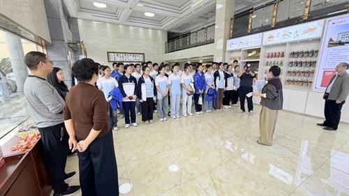 武冈二中高724班学生走进企业开展学工实践
