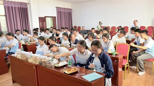 武冈二中高724班学生走进企业开展学工实践