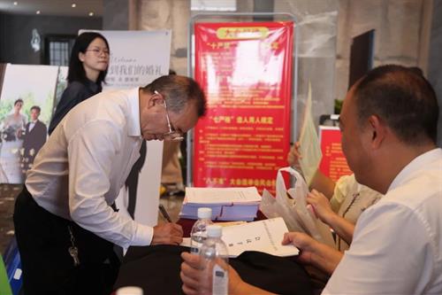 武冈市第七届人大代表向大会报到