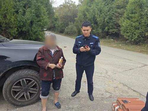 武冈七旬老人走失山路　警民接力温暖归途